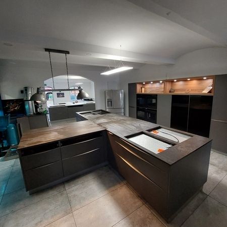 Moderne Küche mit stilvollen Keramikarbeitsplatten im Holzdesign.