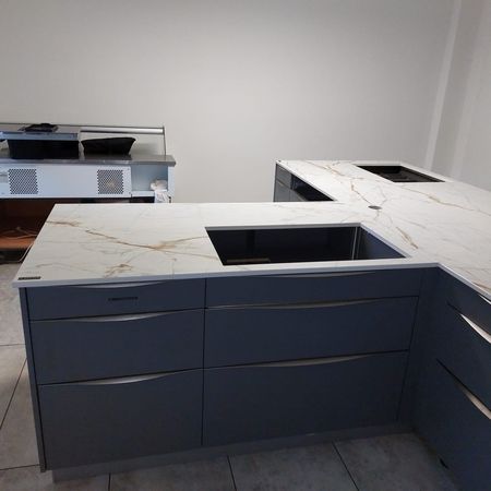 Eine moderne Küche mit einer stilvollen Keramikarbeitsplatte in natürlicher Marmor-Optik.