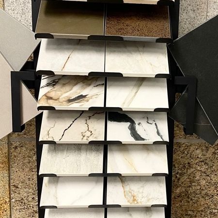 Präsentationsständer mit verschiedenen Neolith-Keramikplatten in unterschiedlichen Designs.